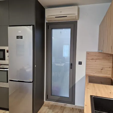 Lap Apartment *